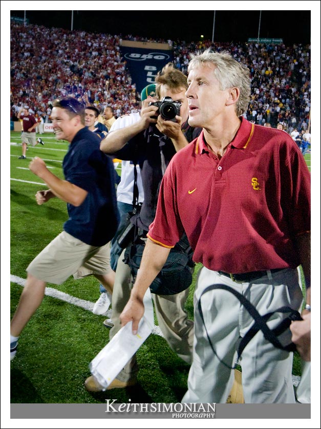 Pete Carroll waiting to shake hands with Jeff Tedford after the Bears victory
