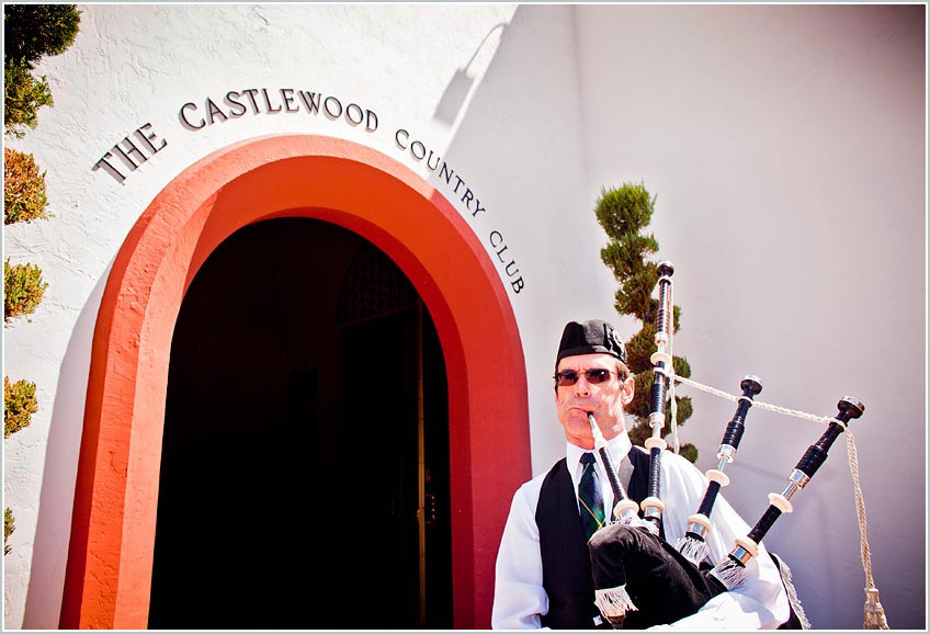 Sunshine and bagpipes at Castlewood