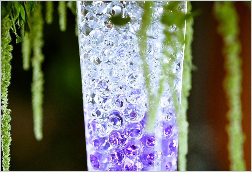 Green and blue table decorations for wedding guests