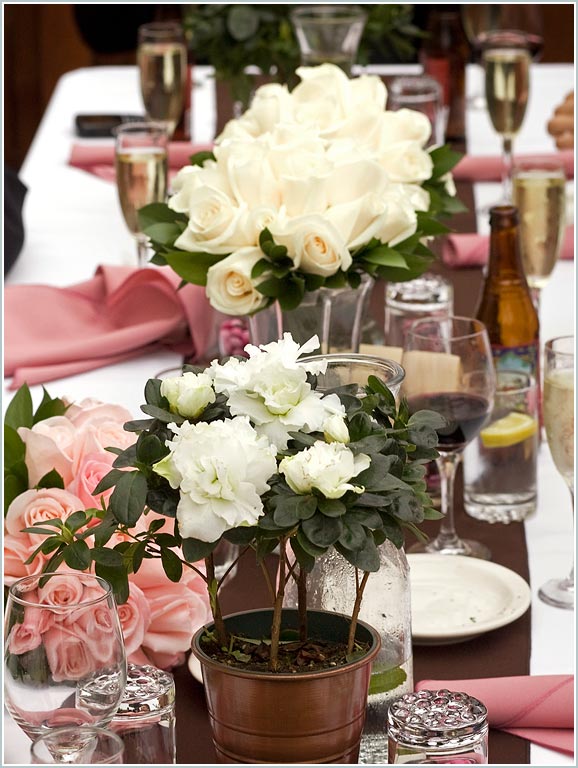 Flowers and other table decorations - San-Benito-House-Half-Moon-Bay White and Pink flowers as table decorations
