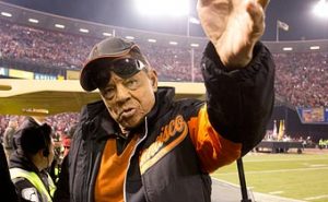 It was the final game the San Francisco 49ers would play at Candlestick park and the greatest baseball player of all time Willie Mays who played many baseball games at the Stick was there to say goodbye.